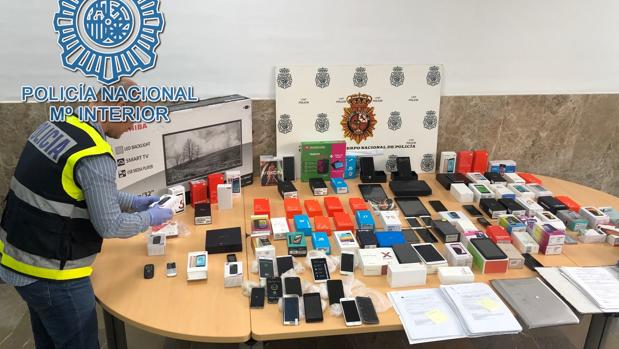 La Policía destapa una estafa a escala nacional en la contratación de móviles en Dos Hermanas