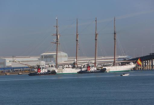 El Elcano por aguas de Cádiz.