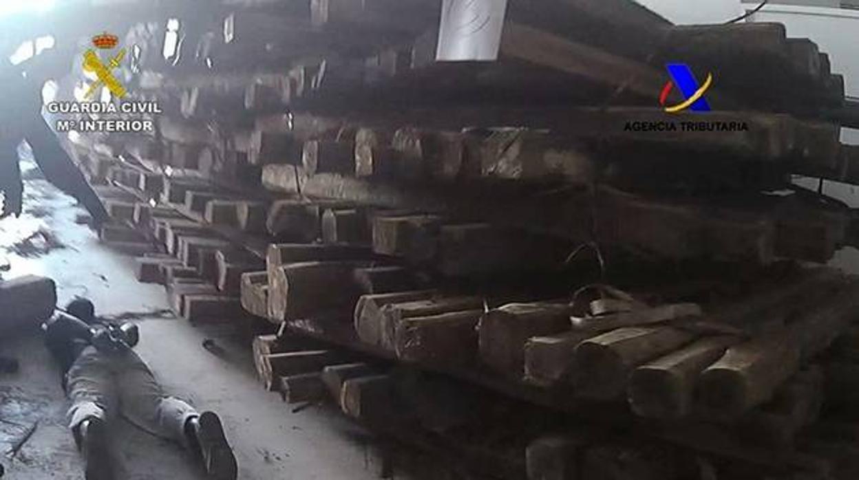 Hallan 1.250 kilos de cocaína ocultos en troncos en Algeciras y Amberes