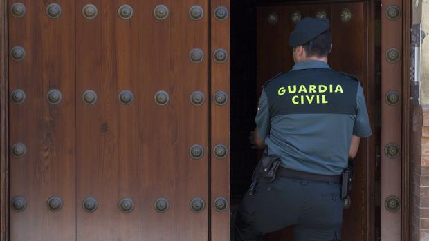 Dispara a su pareja por la espalda y a los agentes cuando iban a detenerlo en Dos Hermanas