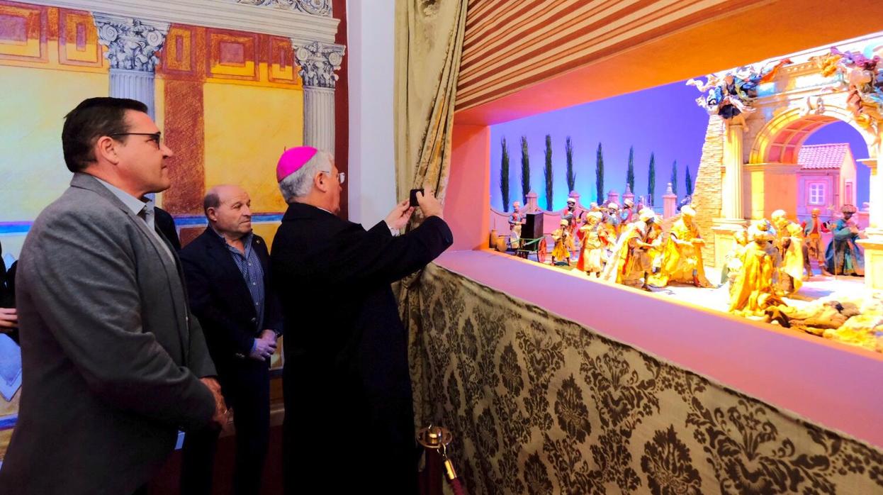 El obispo de Cádiz y Ceuta, monseñor Rafael Zornoza Boy, bendice el Belén de la Fundación Cajasol