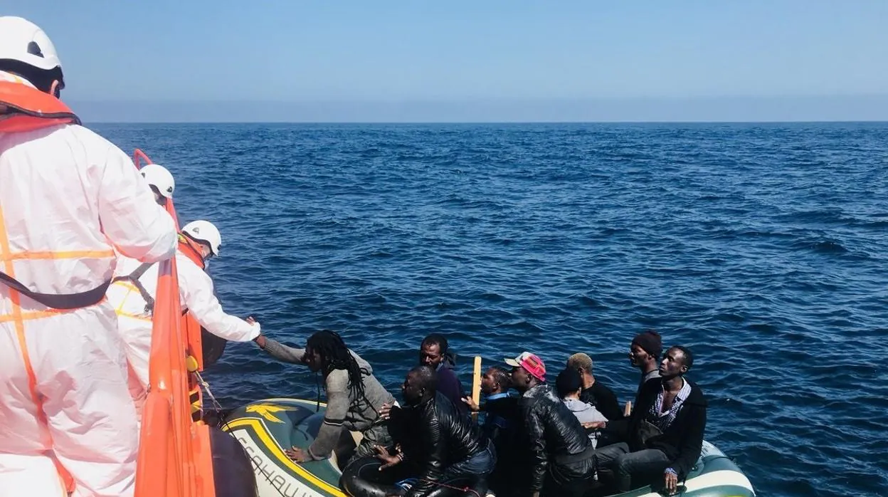 Rescatados 26 migrantes de dos pateras, dos de ellos en el segundo kayak auxiliado este sábado
