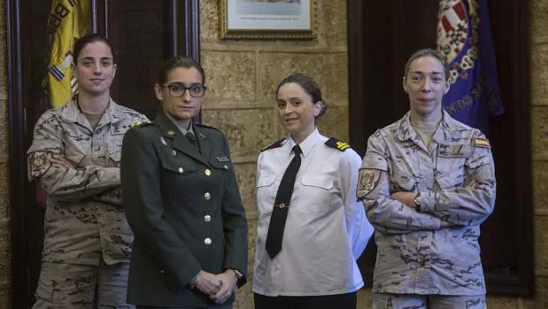 Mujeres militares, a la vanguardia y sin techo de cristal