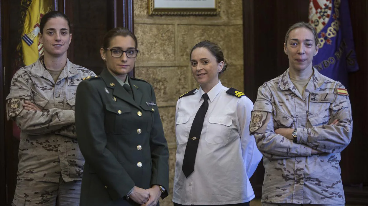 De izquierda a derecha, la capitán Antón, la capitán enfermera Salvo, la teniente de navío Vélez y la cabo primero Porcel.