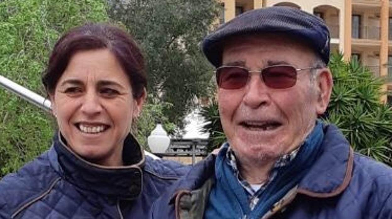 Los familiares junto a José Ternero, el anciano de 83 años desaparecido hace diez días en Marchena
