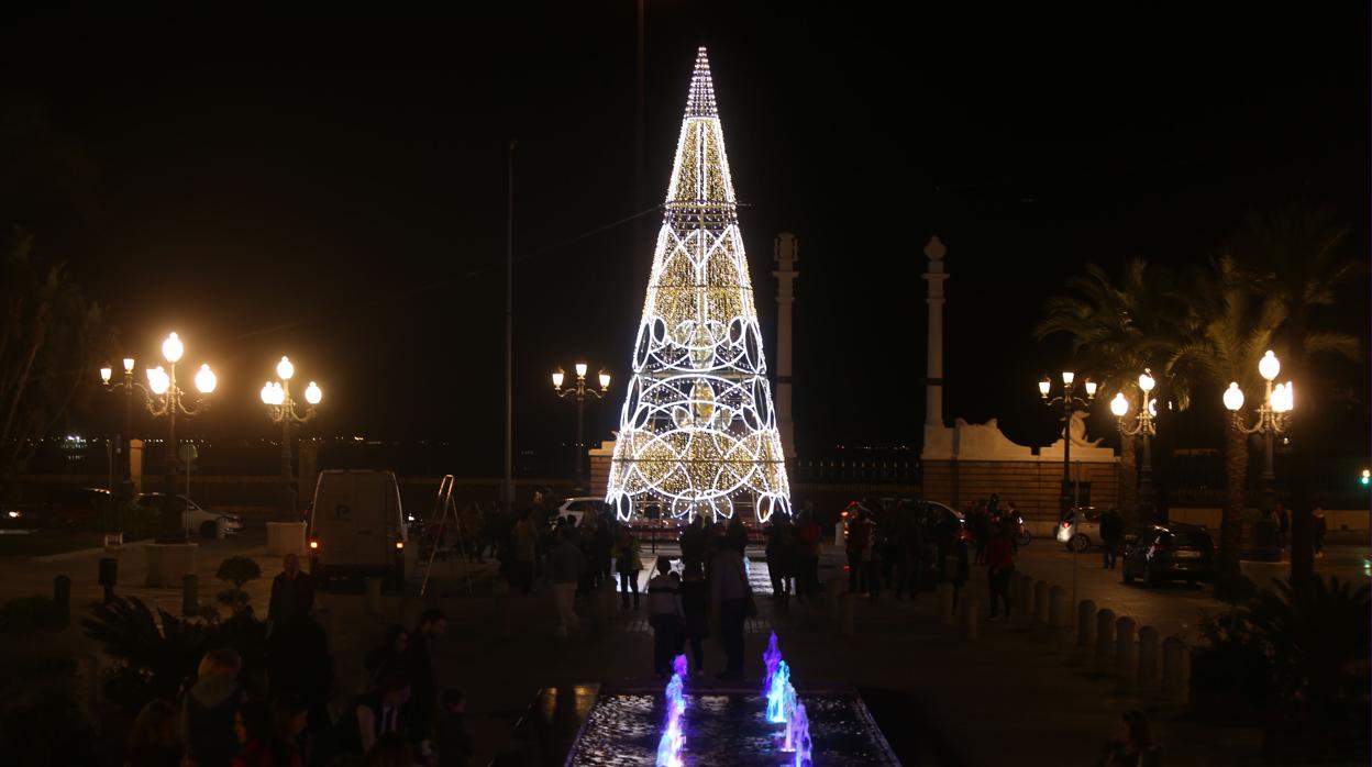 La iluminación de Navidad no estará completa en todas las calles de la ciudad hasta el próximo 20 de diciembre.