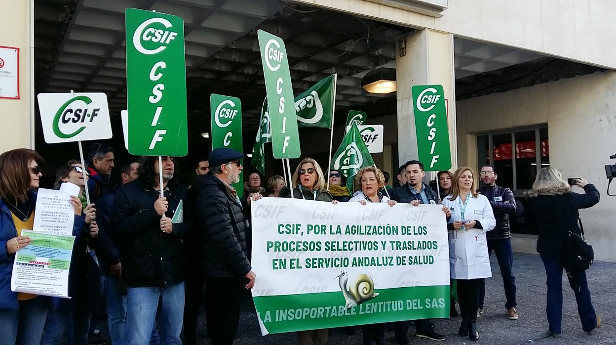 Profesionales sanitarios protestan en la puerta del hospital Puerta del Mar.