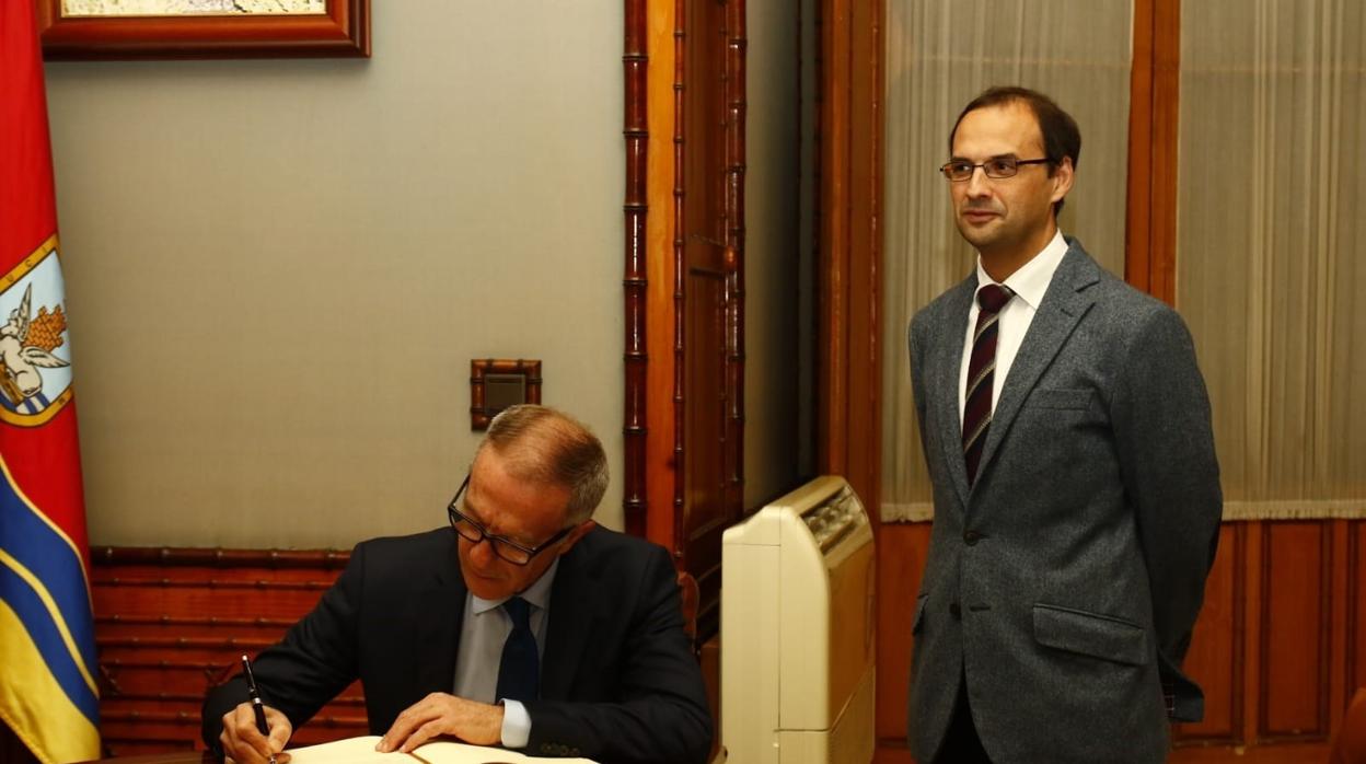 José Guirao firmando en el libro de honor del Ayuntamiento, ante el alcalde de Sanlúcar de Barrameda.
