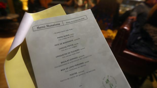 Las reuniones navideñas en torno a una mesa llenan los locales en diciembre