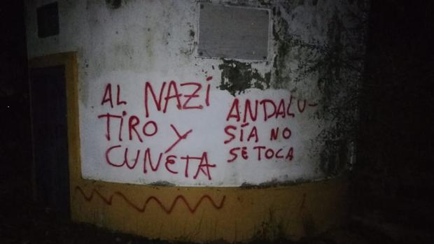 «Al nazi tiro y cuneta»: Pintadas amenazantes en la casa de Morante de la Puebla por su apoyo a Vox