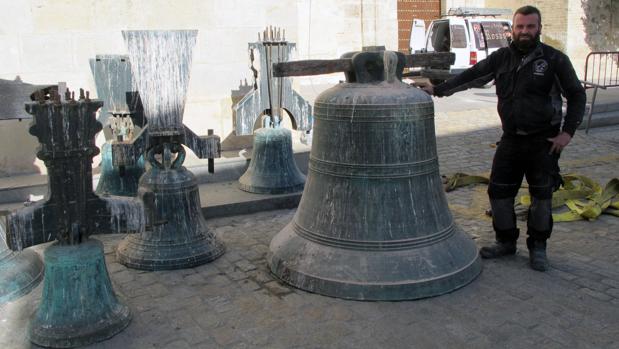 Las 12 campanas de la torre de Lebrija bajan por primera vez para ser restauradas