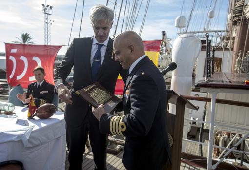 El comandante del Elcano entrega una placa conmemorativa al presidente de la Academia de la Diplomacia.