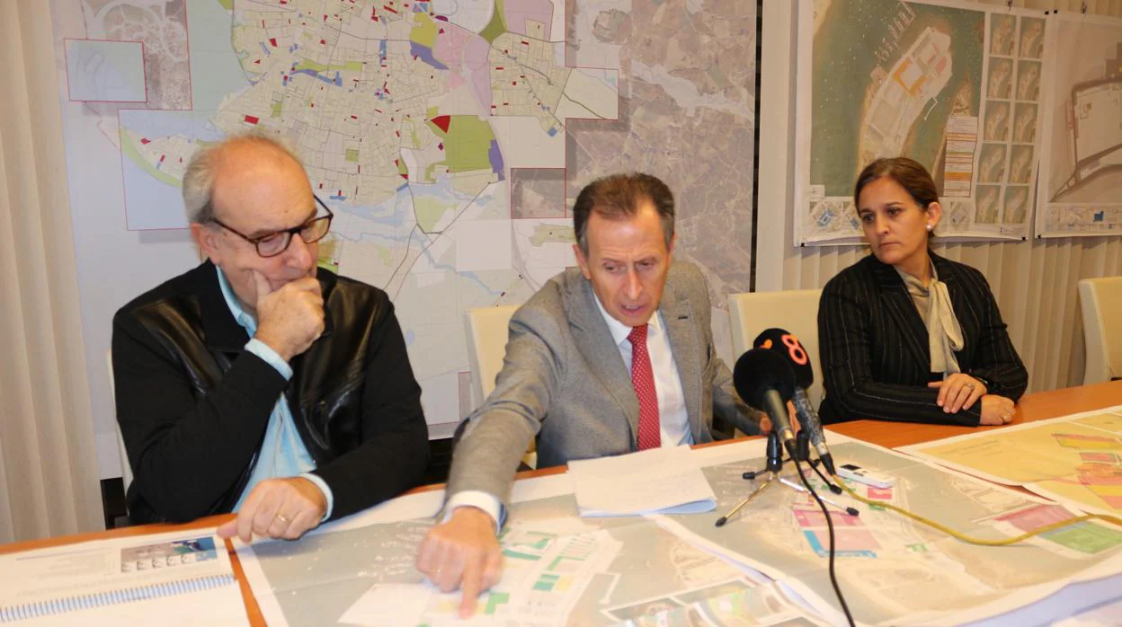 El alcalde muestra la planificación para Sancti Petri.