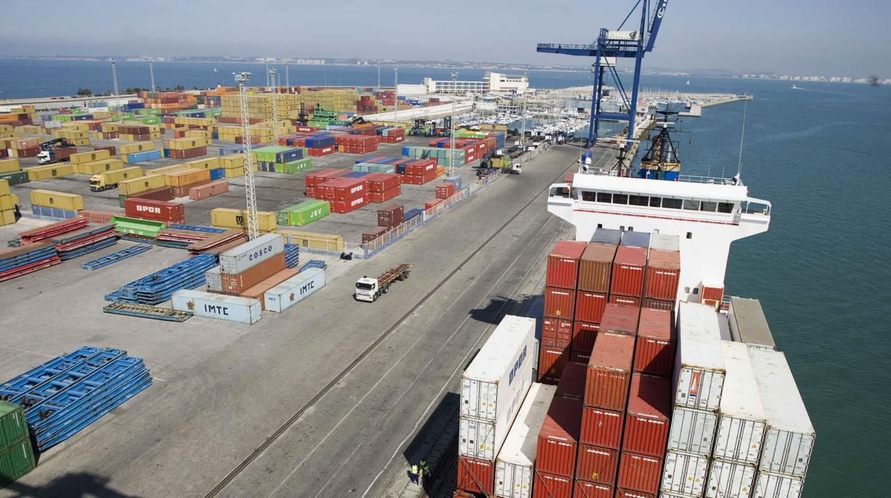 Los graneles sólidos y líquidos y el tráfico con Canarias compensan la bajada de MSC en Cádiz