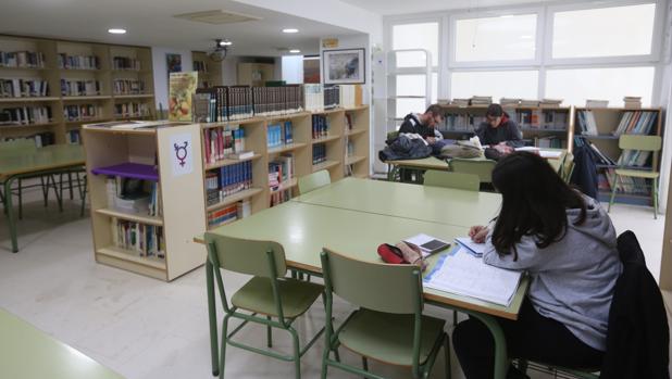 Los padres del IES Drago de Cádiz recuperan la biblioteca