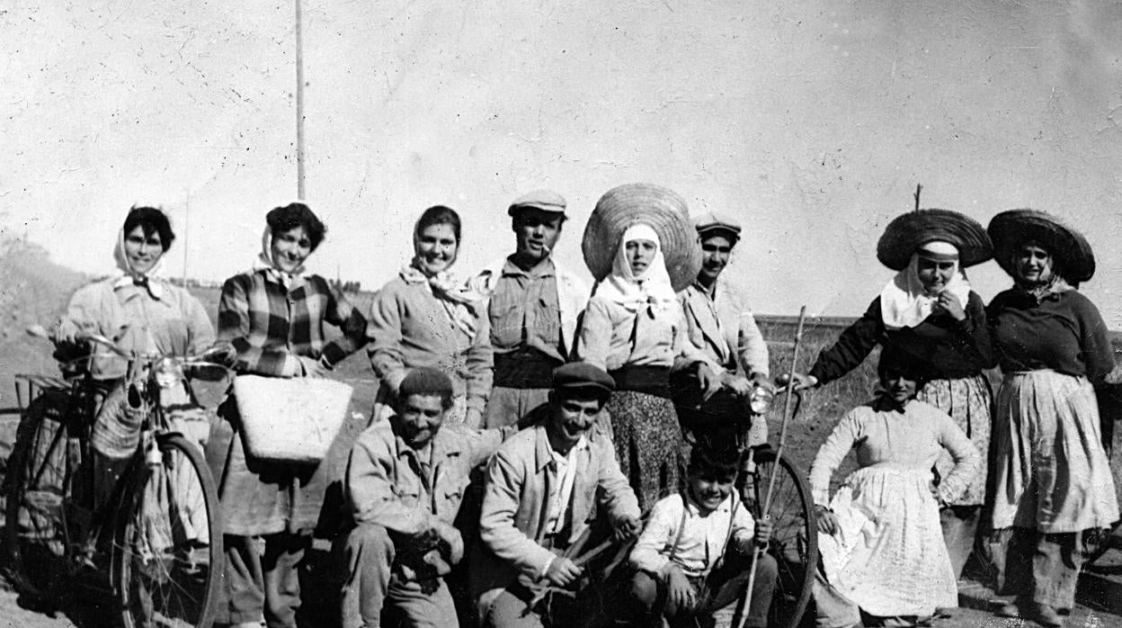 En el libro se recogen numerosas imágenes históricas de la vida en El Palmar de Troya