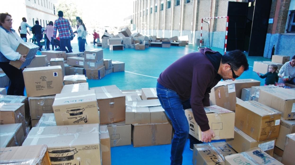 Uno de los voluntarios ordena los alimentos recaudados