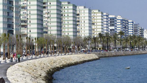 Comprar una vivienda usada en Cádiz es solo 135 euros más barato que en Málaga