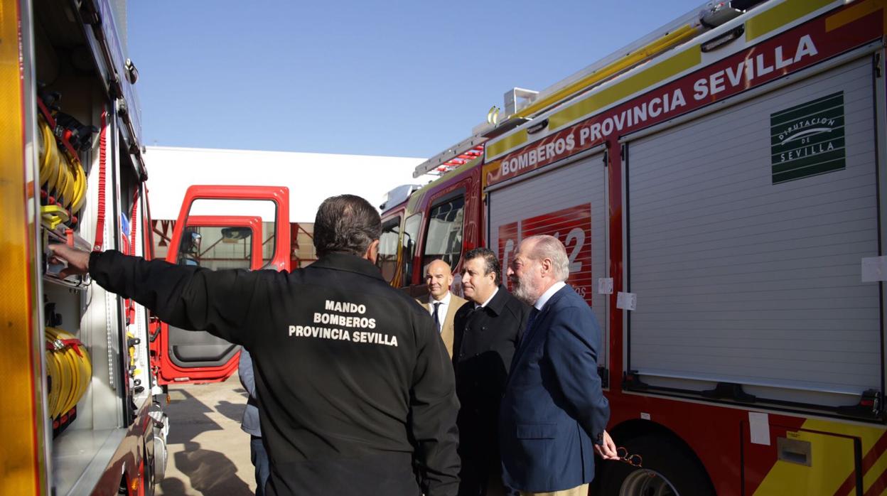 La Diputación de Sevilla ha entregado cinco camiones de bomberos tras una inversión de 1,7 millones de euros
