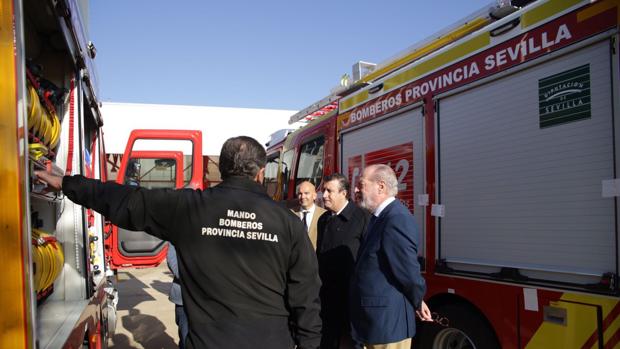 Cinco vehículos de bomberos nuevos para Mairena, Sanlúcar, Rinconada, Écija y Los Palacios