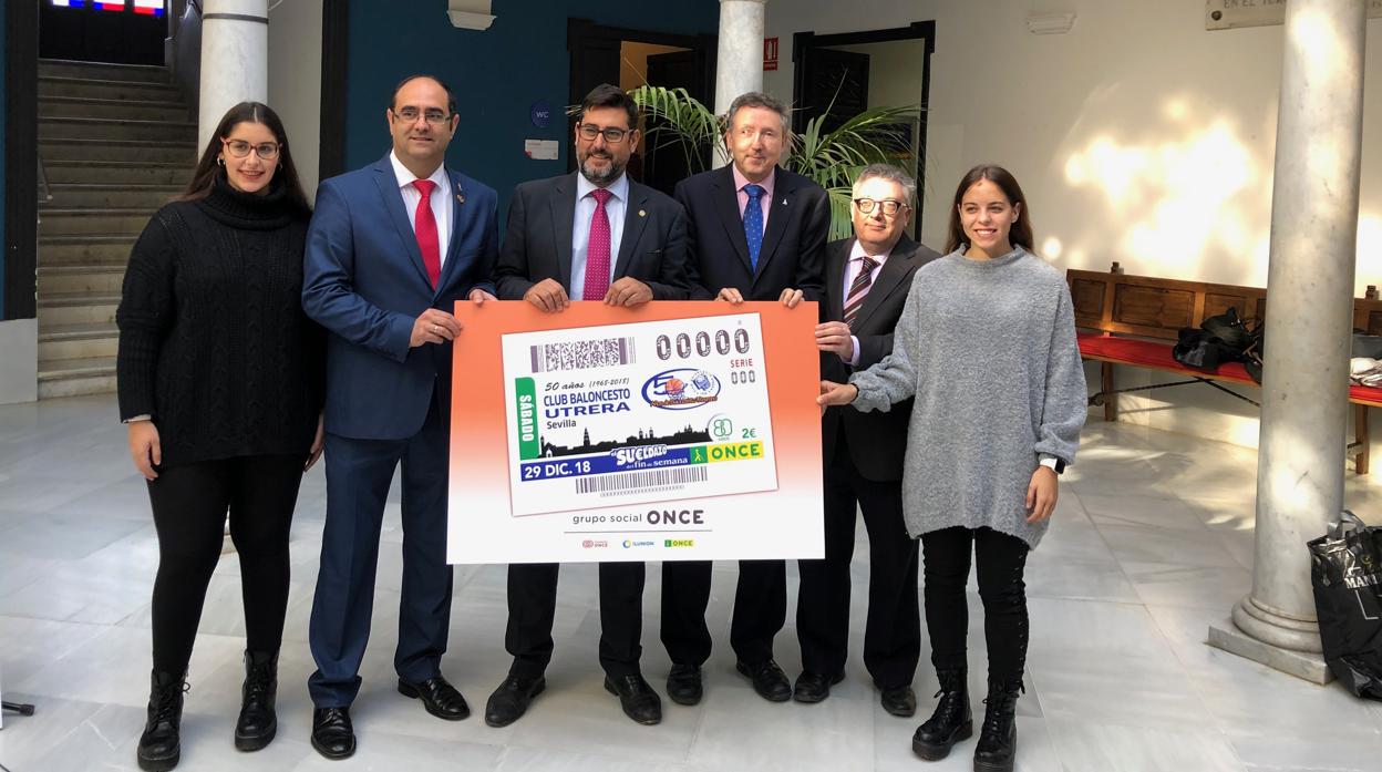 La presentación del cupón dedicado al baloncesto utrerano en el patio del ayuntamiento