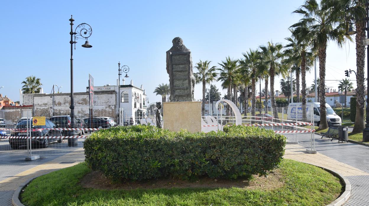 La plaza donde está la estatua de Camarón completamente vallada.