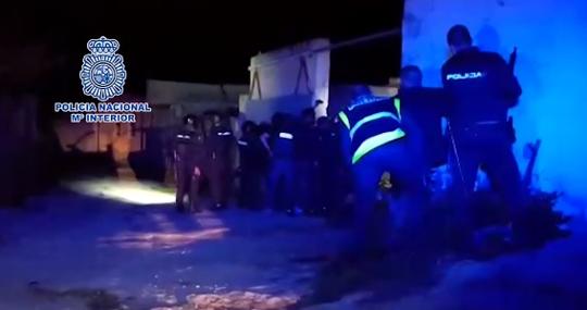 Momento del atrincheramiento de unos narcos armados en Botafuegos (Algeciras) el pasado mes de abril.