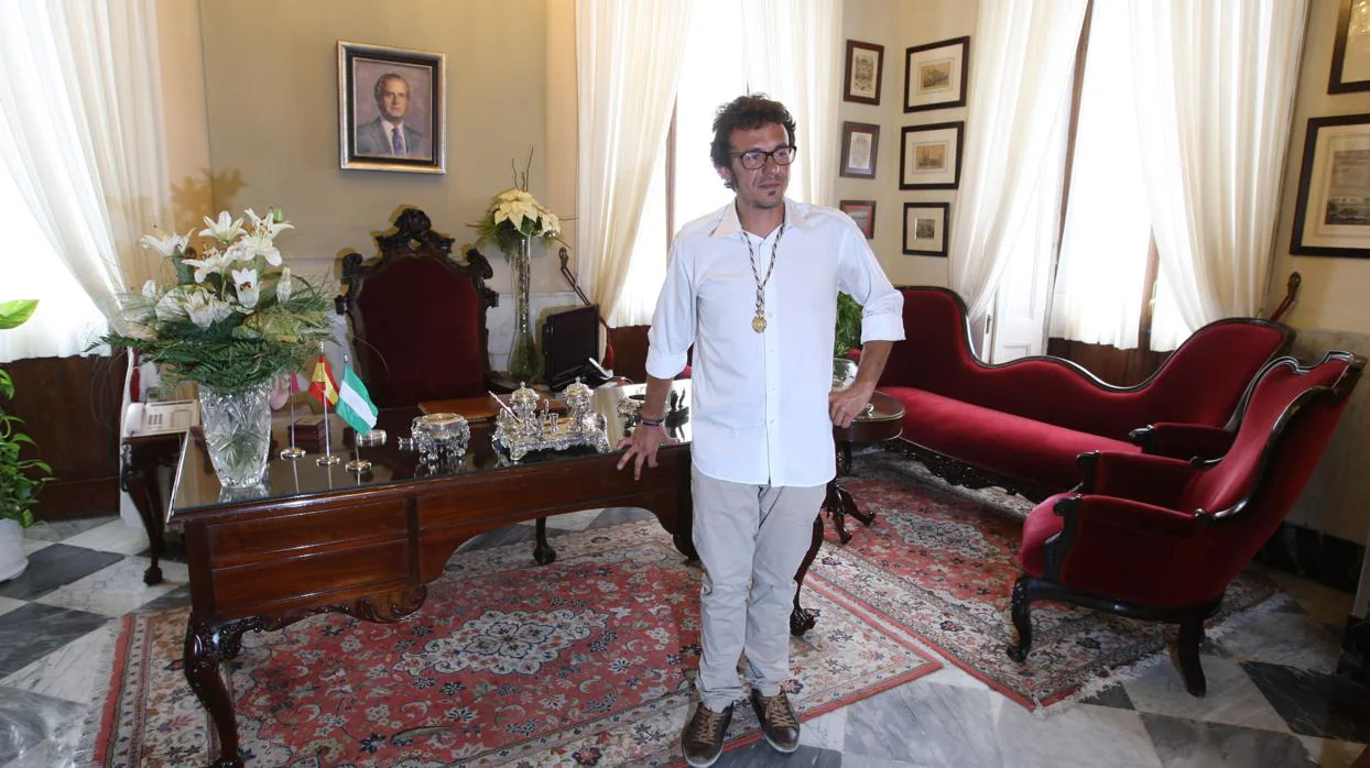 José María González Santos, en el despacho de Alcaldía, tras tomar posesión como alcalde el 13 de junio de 2015.