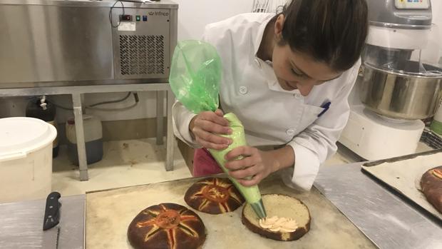 Una panadería, pionera en elaborar roscones de reyes salados rellenos con langostinos y salmón