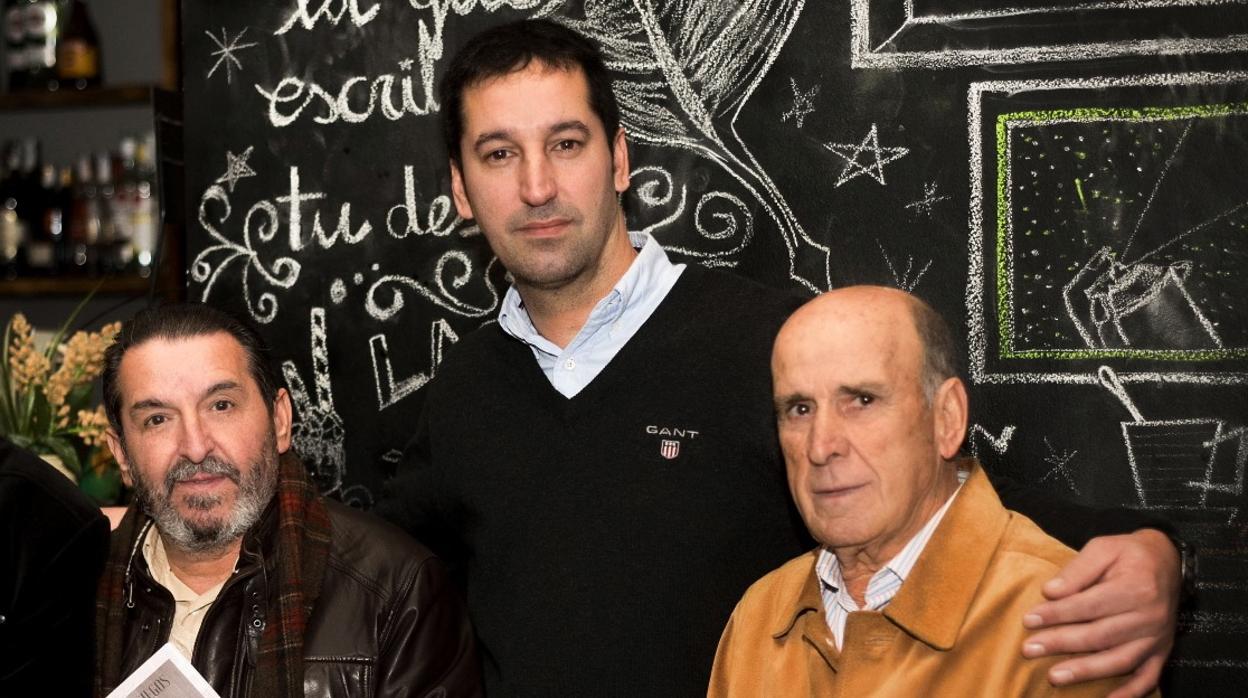 Salva Barroso(en el centro) junto a dos de los retratados, el periodista Manuel Sollo y el cantaor Itoly