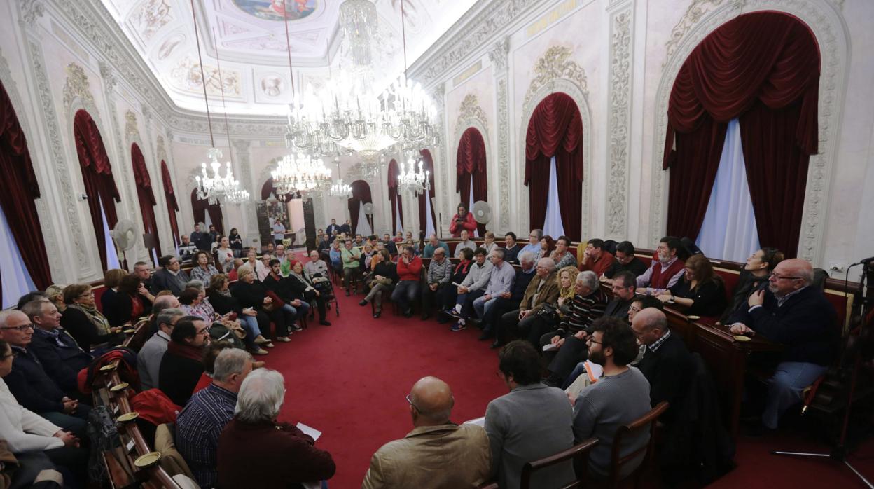 Una reunión del alcalde con los vecinos de Cádiz en noviembre de 2015.