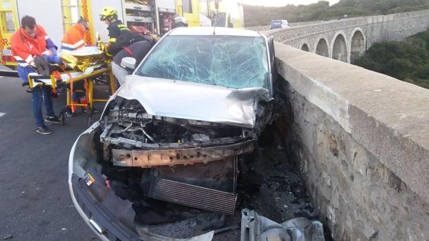 Heridas dos personas tras una colisión frontal de dos coches en Tarifa