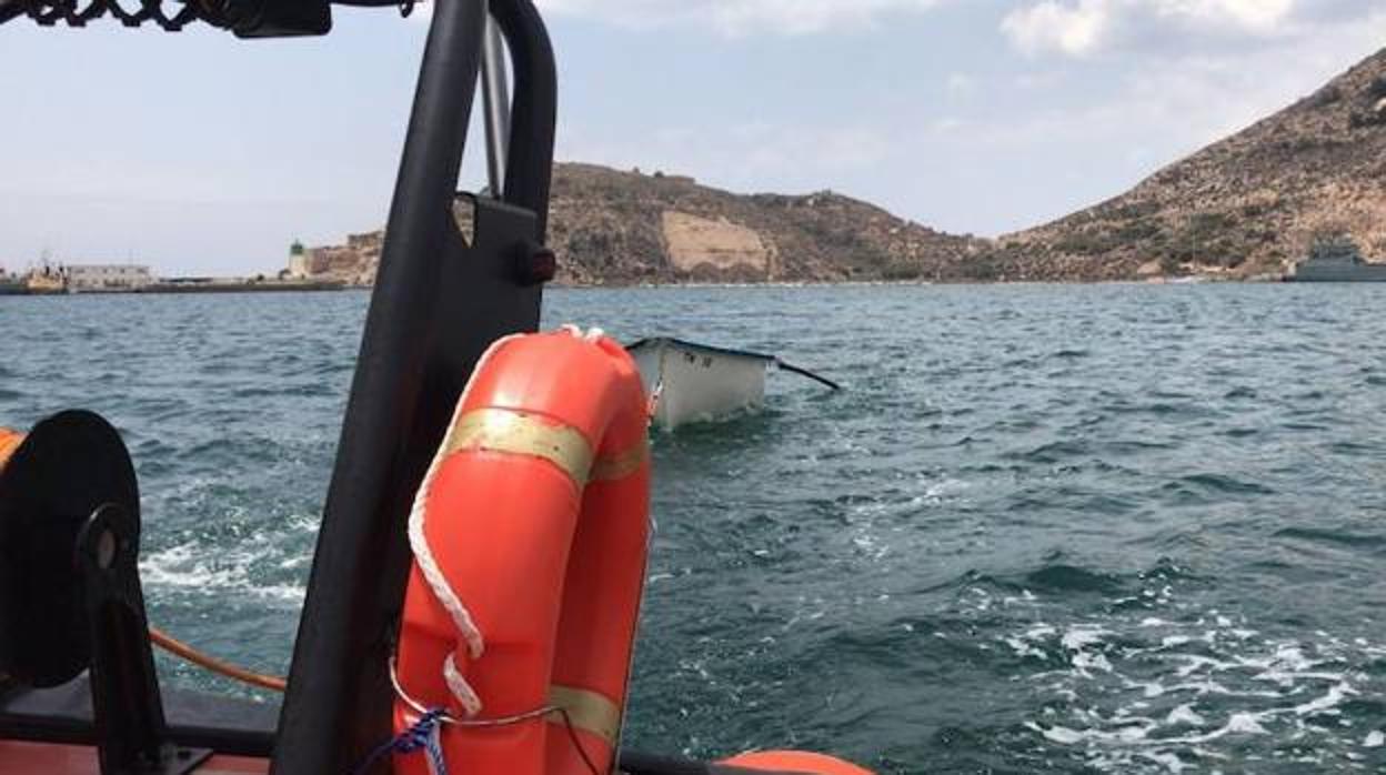 Arriba una patera con seis inmigrantes a la playa de La Barrosa