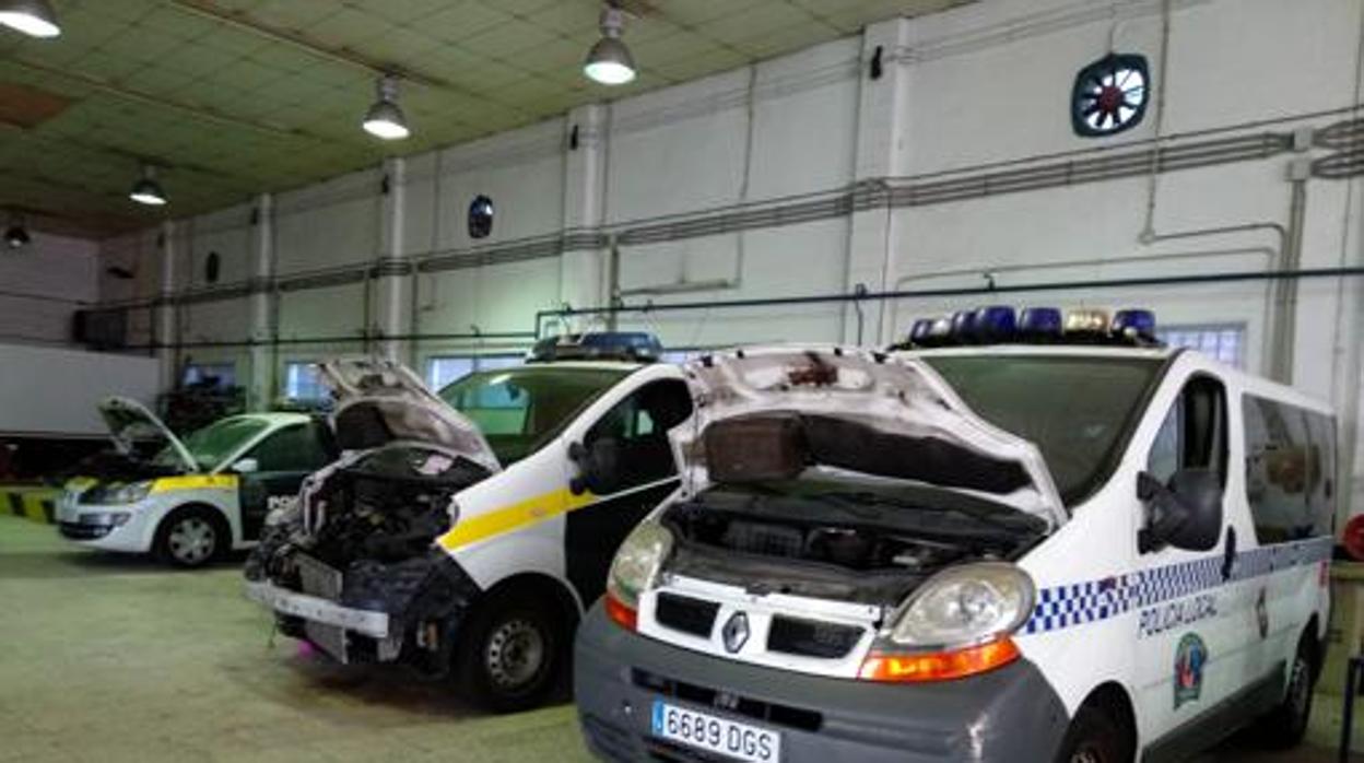 Coches de policía en reparación.