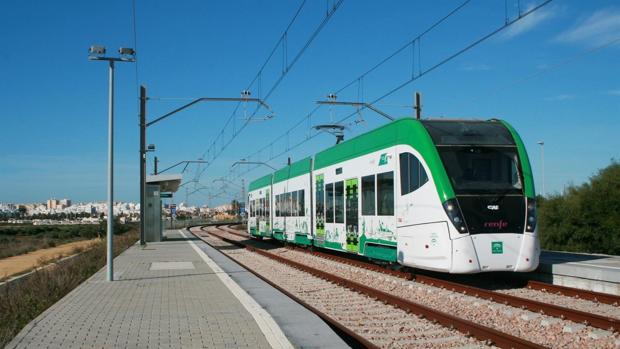 El tren tranvía de la Bahía de reanuda las pruebas móviles tras el parón por el periodo navideño