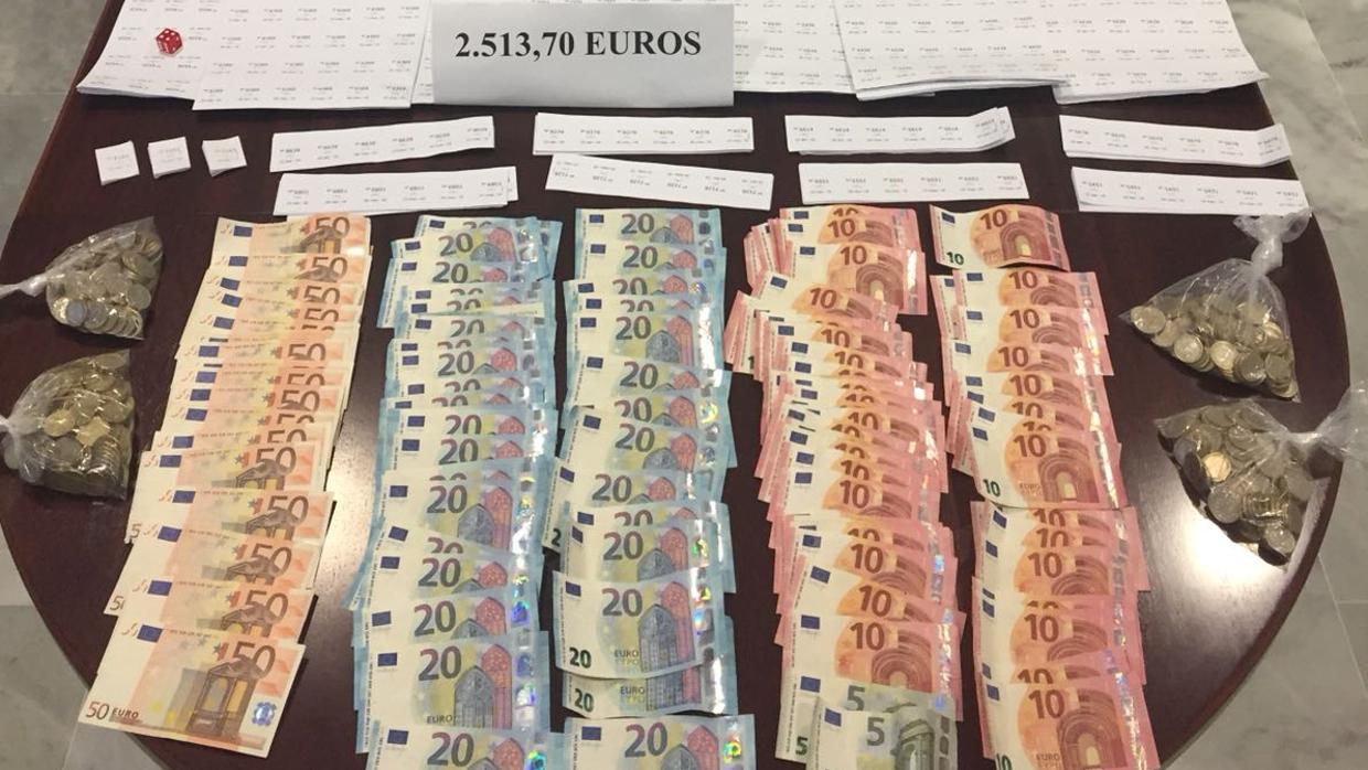 Incautación de dinero procedente de la venta de lotería ilegal.