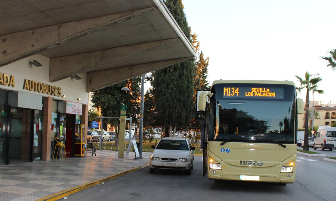 Autobus de la línea M-134 a su paso por Los Palacios y Villafranca