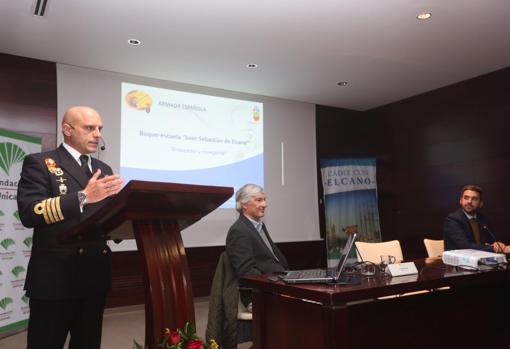 El comandante del buque, durante la conferencia en Unicaja.