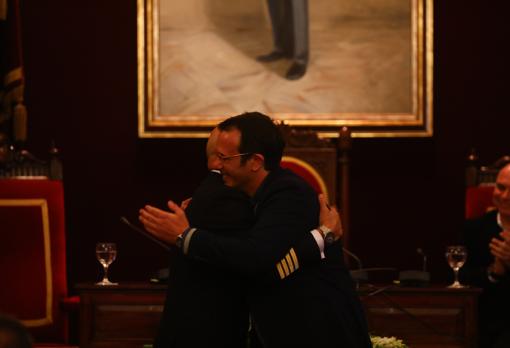 El comandante del buque escuela y el alcalde de Cádiz se funden en un abrazo durante la recepción.