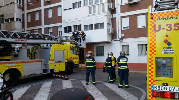 Una olla olvidada en el fuego provoca un incendio en una vivienda de Loreto, en Cádiz