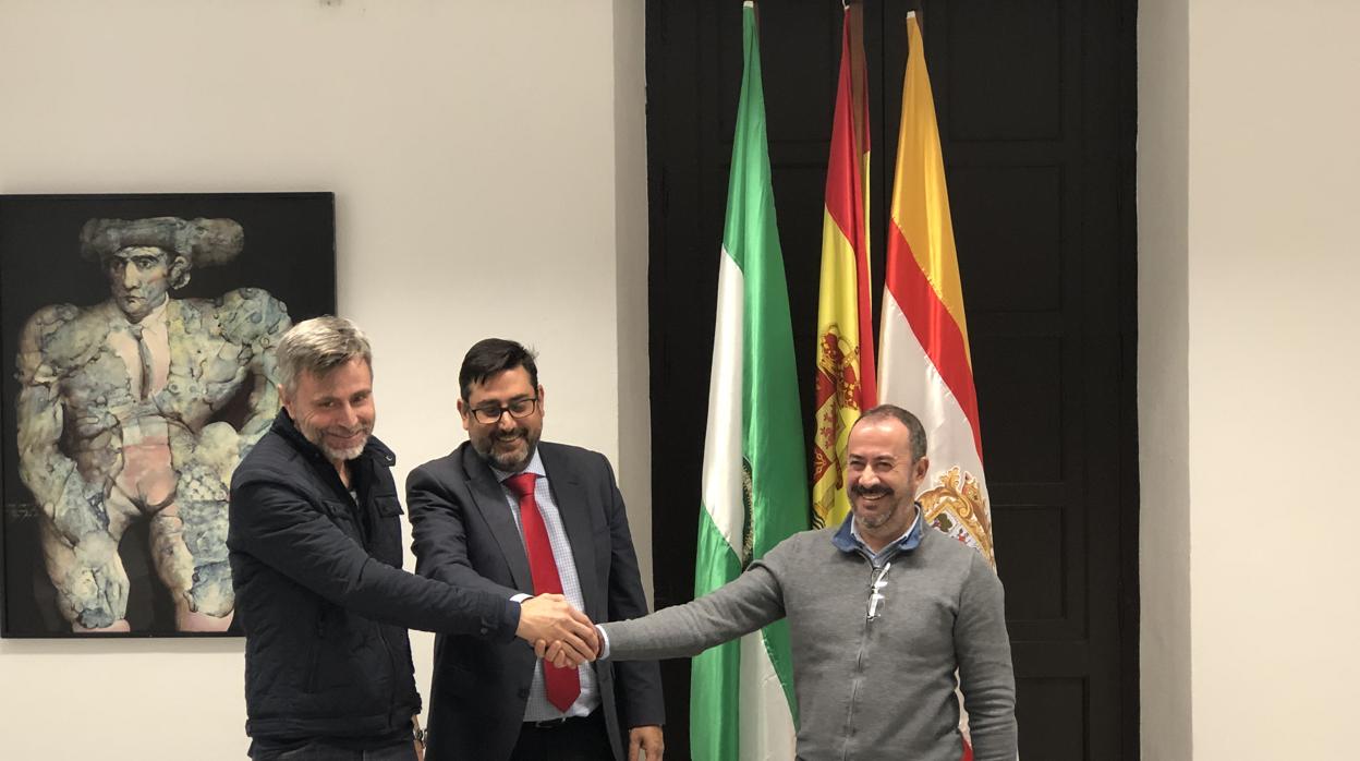 El alcalde de Utrera junto a los representantes de UGT y CSIF en el Ayuntamiento de Utrera