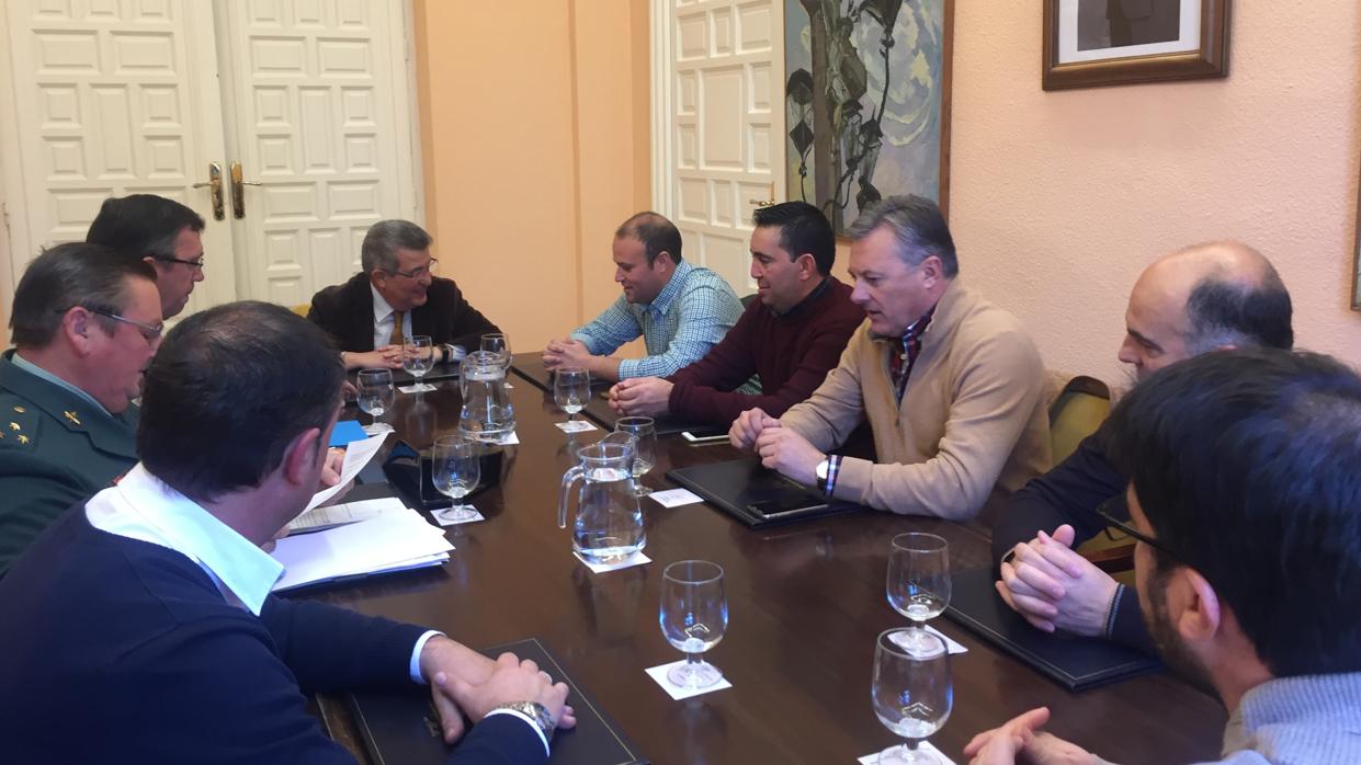 Reunión del subdelegado del Gobierno con los alcaldes sevillanos de la zona del Corredor de la Plata