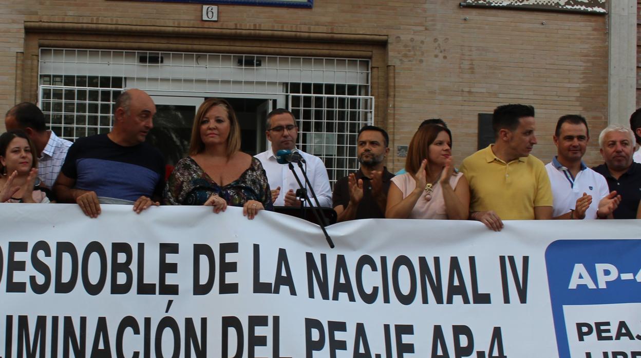 El alcalde palaciego, Juan Manuel Valle, leyendo un manifiesto durante una protesta por el desdoble