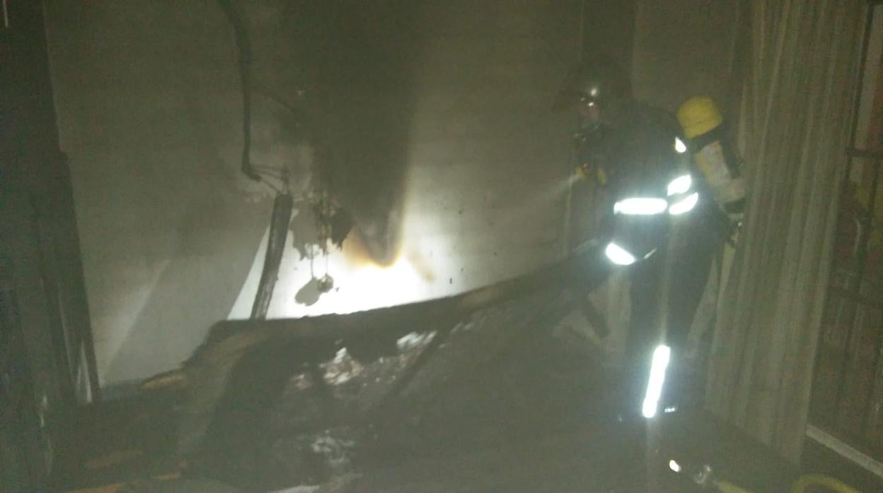 Bomberos intervienen en un incendio en un hostal de Arcos