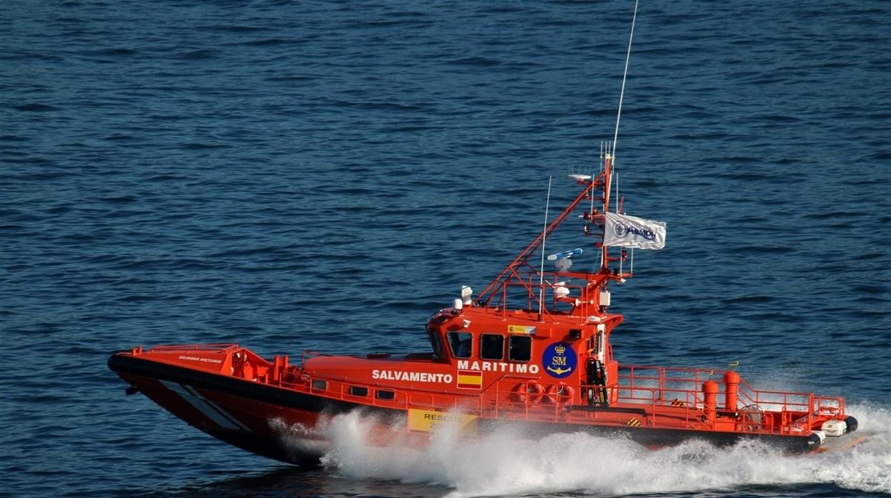 Trasladados a Algeciras 17 varones subsaharianos rescatados de dos pateras tipo &#039;toy&#039; en el Estrecho