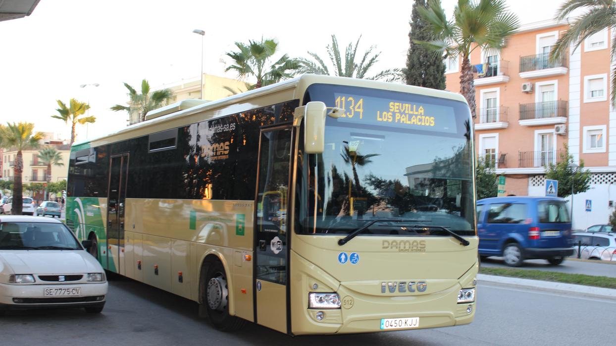 La compañía Damas lleva apenas unos meses cubriendo la ruta Los Palacios-Sevilla