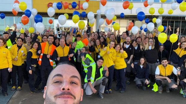 Ikea invita a desayunar a clientes y trabajadores con un cortadillo de cabello de ángel gigante de 55 kilos