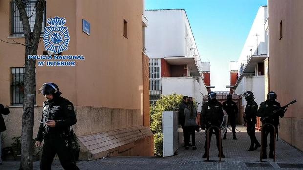 Cuatro detenidos de un clan familiar en Jerez por venta de droga y tabaco de contrabando en viviendas