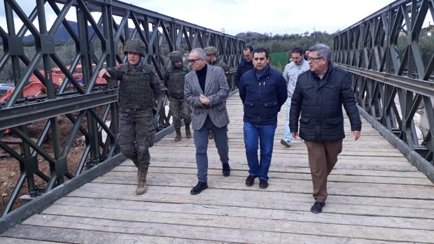 La rapidez de respuesta de Defensa permite instalar el puente provisional en Casariche en tiempo récord