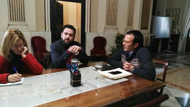 El PSOE niega su apoyo a Kichi en su «ansia de mover sillones y manosear la igualdad»